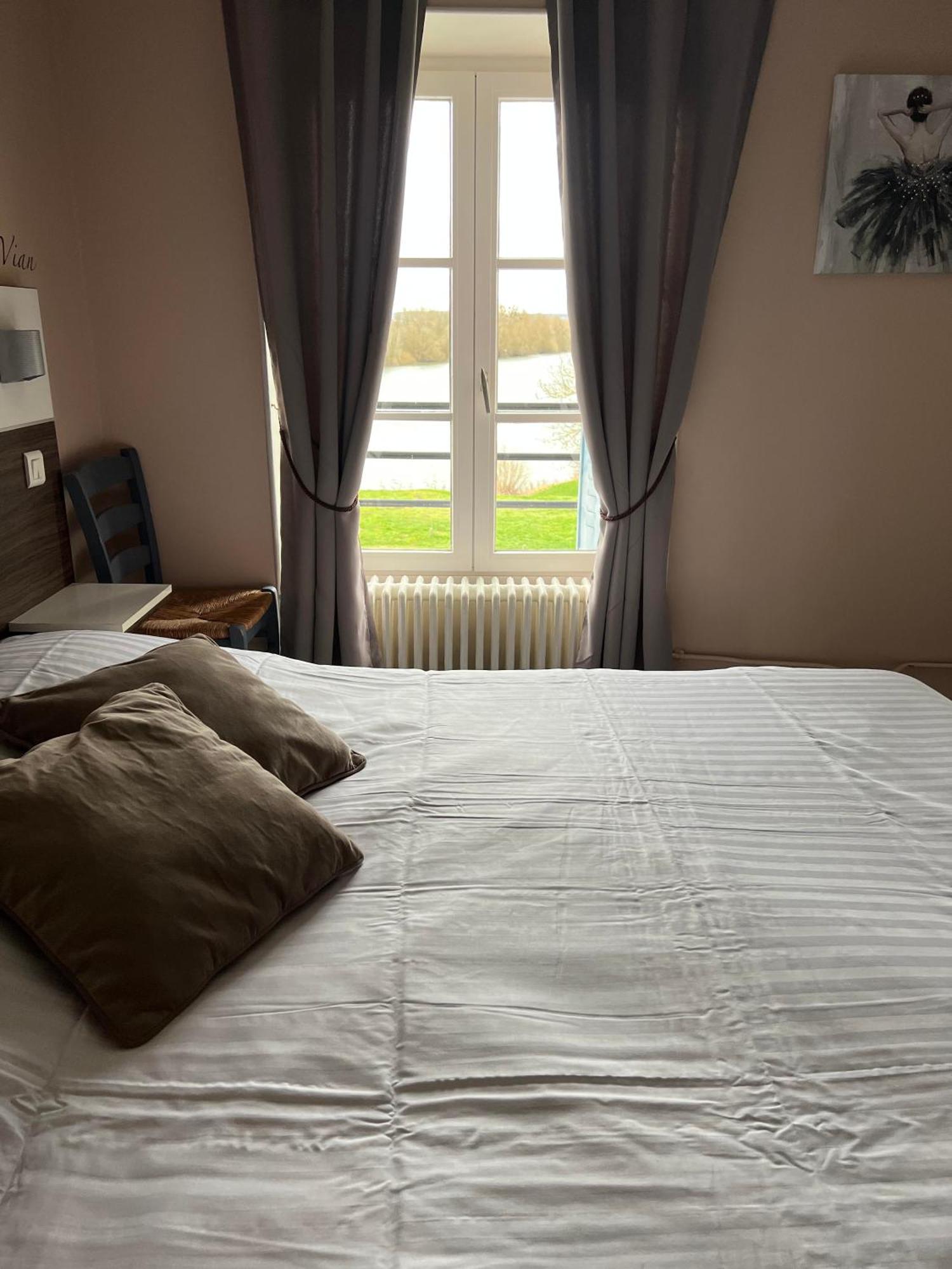Logis Hotel & Restaurant - Les Bords De Seine 라로쉬기용 외부 사진